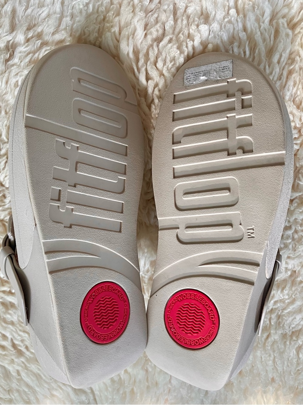 NWT  FitFlop Lulu Covered Buckle Leather Adjustable Toe Post Sandals in Stone 6 - Picture 16 of 16